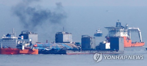 반잠수식 선박에 올려진 세월호