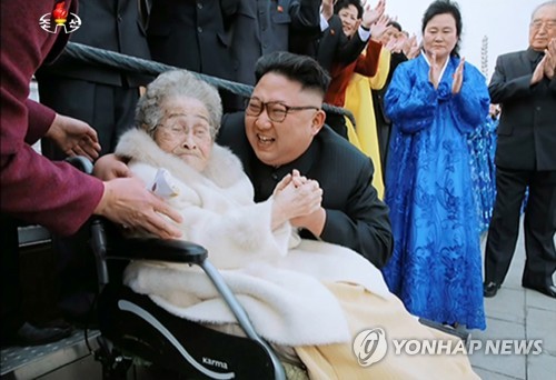 98살 할머니 '항일혁명투사' 살갑게 모시는 북한 김정은
