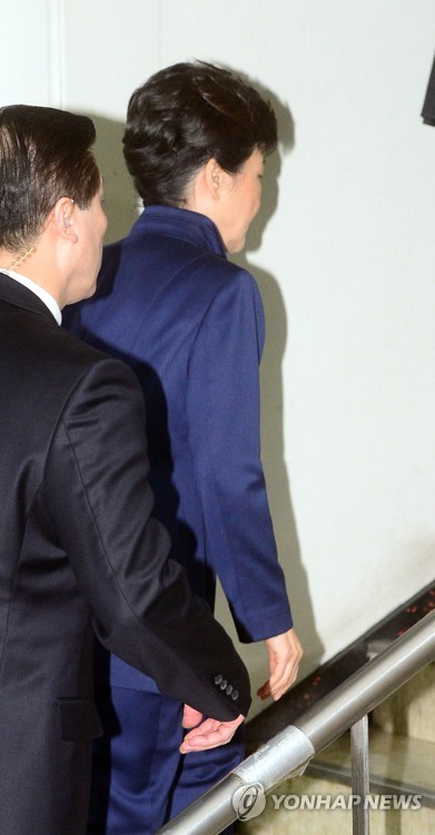 법원 계단 오르는 박 전 대통령