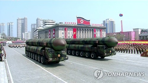 북한 열병식에 신형 ICBM추정 미사일 등 전략무기 총동원
