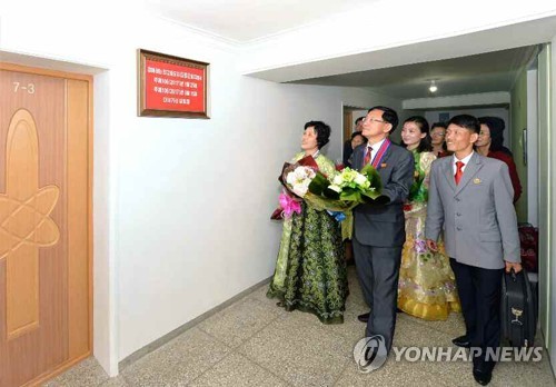 北, 여명거리 입주 시작…김일성대 교수 먼저