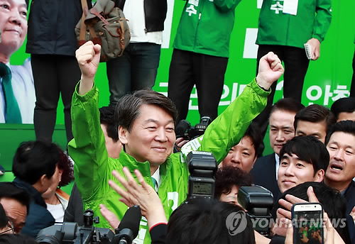 안철수, 두손 번쩍!