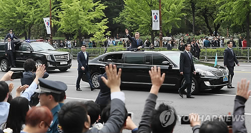 문재인 대통령 '시민들과 손인사'