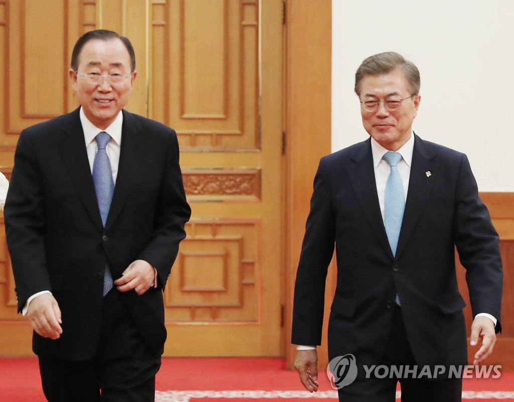 오찬장 향하는 문 대통령과 반 총장