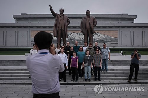 김일성 부자 동상 앞에서 기념사진 찍는 서양인 관광객들