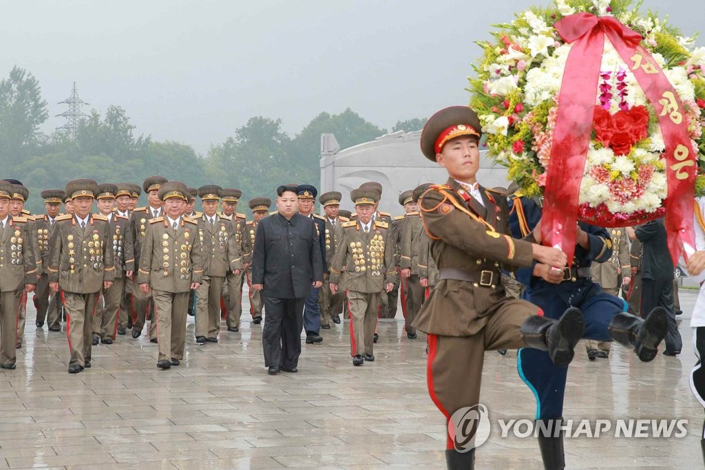 김정은, 보름 만에 공개행보…6·25전사자묘 참배