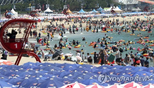 부산 해수욕장 피서객 북적…축제장 태풍 영향 촉각