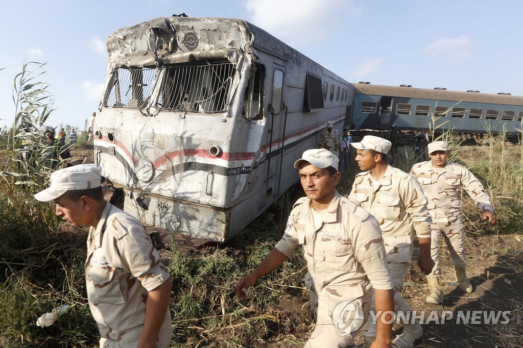 처참하게 부서진 이집트 여객열차