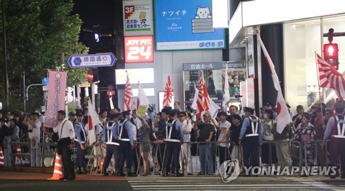 '야스쿠니 반대' 집회에 맞서 혐한시위 벌이는 일본 우익들