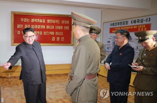 지난해 8월 국방과학원 화학재료연구소를 시찰한 김정은 북한 국무위원장