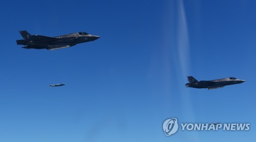 정밀합동직격탄 투하하는 전투기 F-35B