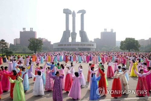 북한 정권 수립 기념 평양 당창건기념탑 광장서 무도회 2017. 9.8