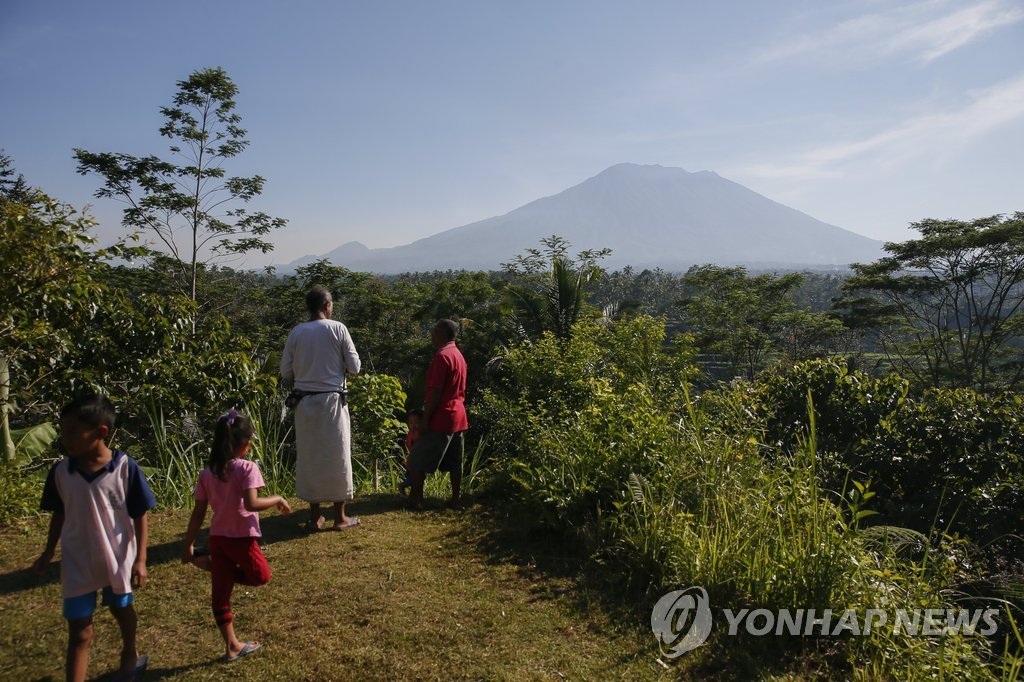 인도네시아 발리섬 아궁화산 활발한 활동…경보 