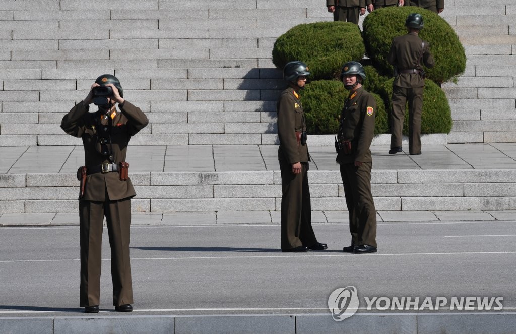 남측 바라보는 북한 병사