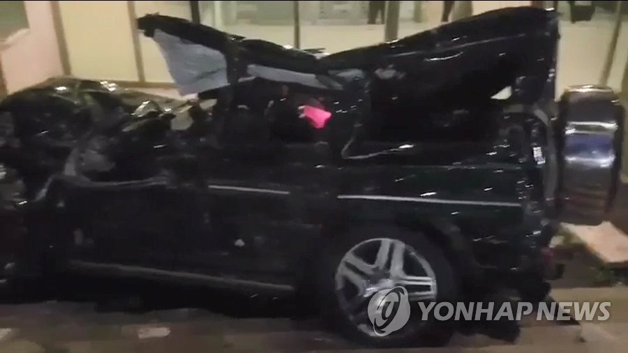 처참히 부숴진 김주혁의 차량