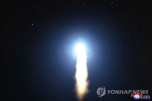 발사되는 북한 화성-15형 미사일