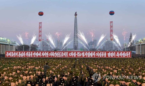 북한, '핵무력 완성' 자축 불꽃놀이