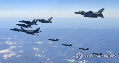 한반도 상공 비행하는 미 B-1B 랜서와 한미 양국 전투기들