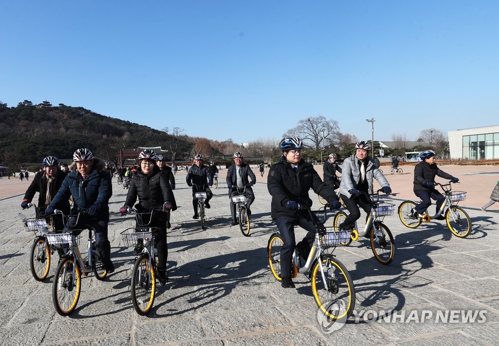 무인 대여 자전거 '오바이크' 탑승한 참석자들