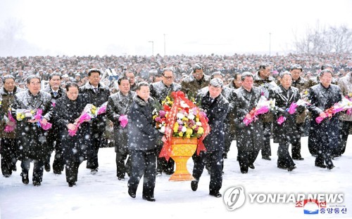 노동당 세포위원장대회 참가자들 만수대언덕 방문