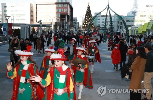 타임스퀘어 '메리 크리스마스' 퍼레이드