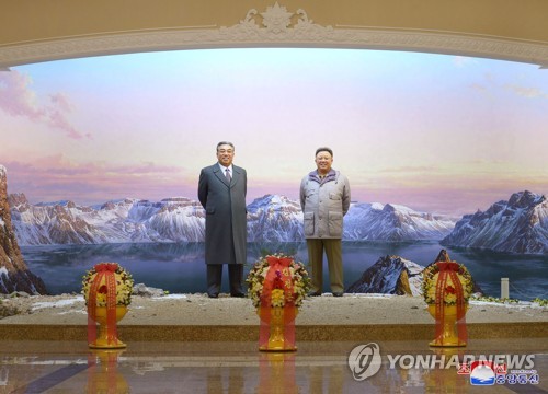 북한, 김일성-김정일 동상 꽃바구니 증정 행사