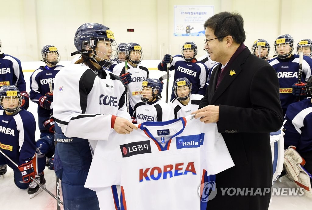 여자아이스하키 대표팀 만난 염태영 수원시장