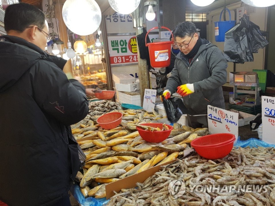 수원못골시장 설 명절 앞두고 '북적'