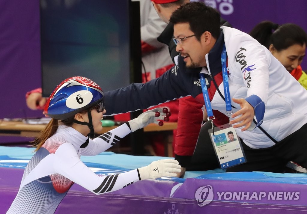 [올림픽] 코치로부터 축하 받는 최민정