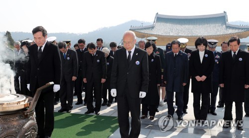 '서해수호의 날' 묵념하는 참석자들