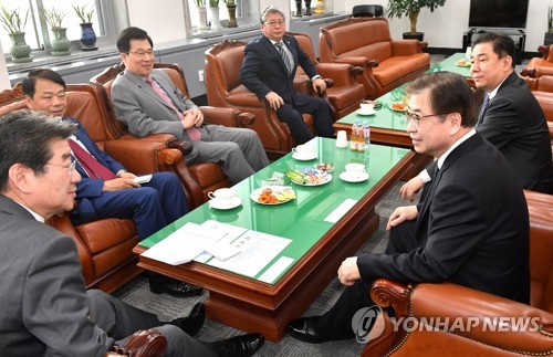 국회 정보위, 간담회 하는 서훈