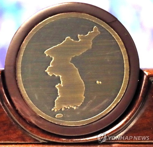 南北首脳が座る椅子の背もたれ最上部に刻まれた朝鮮半島の模様＝２５日、板門店（聯合ニュース）