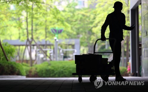 택배 기사 모습. 사진은 이 기사 내용과 전혀 상관없습니다. / 연합뉴스 자료사진