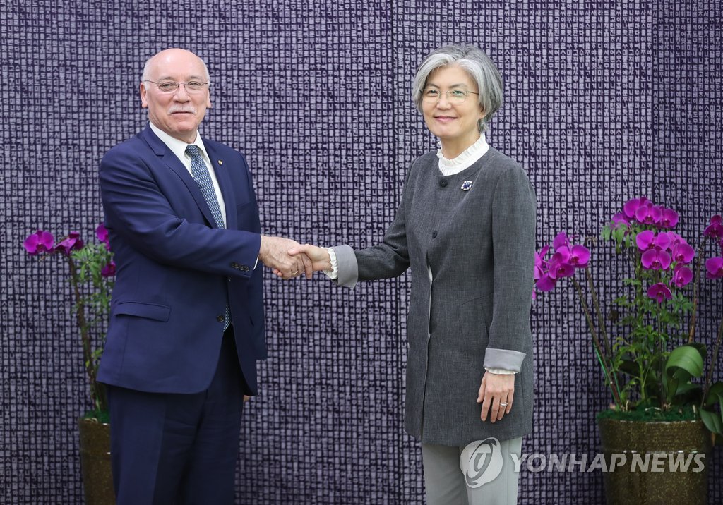 기념촬영하는 한-파라과이 외교장관