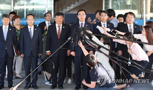 Cho Myoung-gyon, le ministre de l’Unification, à la tête de la délégation sud-coréenne pour les premières discussions intercoréennes sur l’application de la déclaration de Panmunjom, s’adresse aux journalistes le vendredi 1er juin 2018 à Séoul avant son départ pour la réunion.   