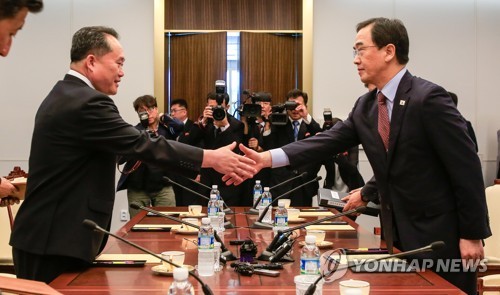 Cho Myoung-gyon, le ministre de l’Unification, échange une poignée de main le vendredi 1er juin 2018 avec Ri Son-gwon, président du Comité pour la réunification pacifique du pays de la Corée du Nord, avant le début de la réunion intercoréenne sur l’application de la déclaration de Panmunjom, à la Maison de la paix, bâtiment sud-coréen du village de la trêve de Panmunjom. (Joint Press Corps-Yonhap) 