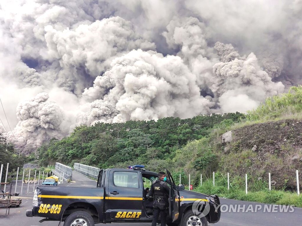 과테말라 푸에고 화산 폭발로 인한 열폭풍 현상[AFP=연합뉴스 자료 사진] 