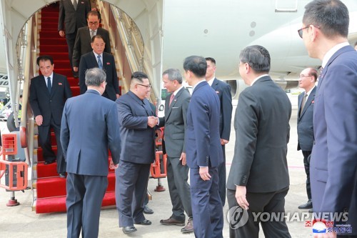 싱가포르 외교장관과 악수하는 북한 김정은 위원장