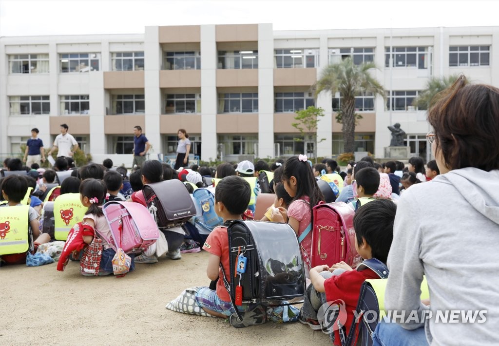 日 긴키 지역 지진…운동장에 대피한 초등학생들