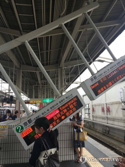 일본 오사카 지진…망가진 역 안내판