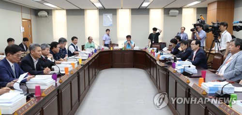 5일 오후 정부세종청사 최저임금위원회에서 전원회의가 열리고 있다. /이하 연합뉴스