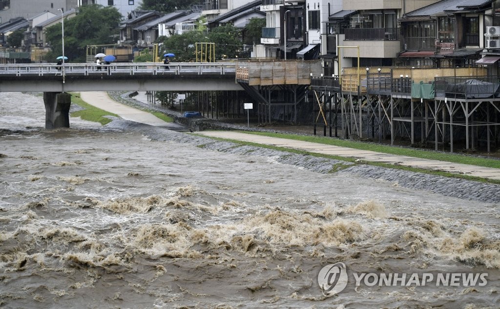 물폭탄 쏟아진 일본…범람 위기 교토 하천