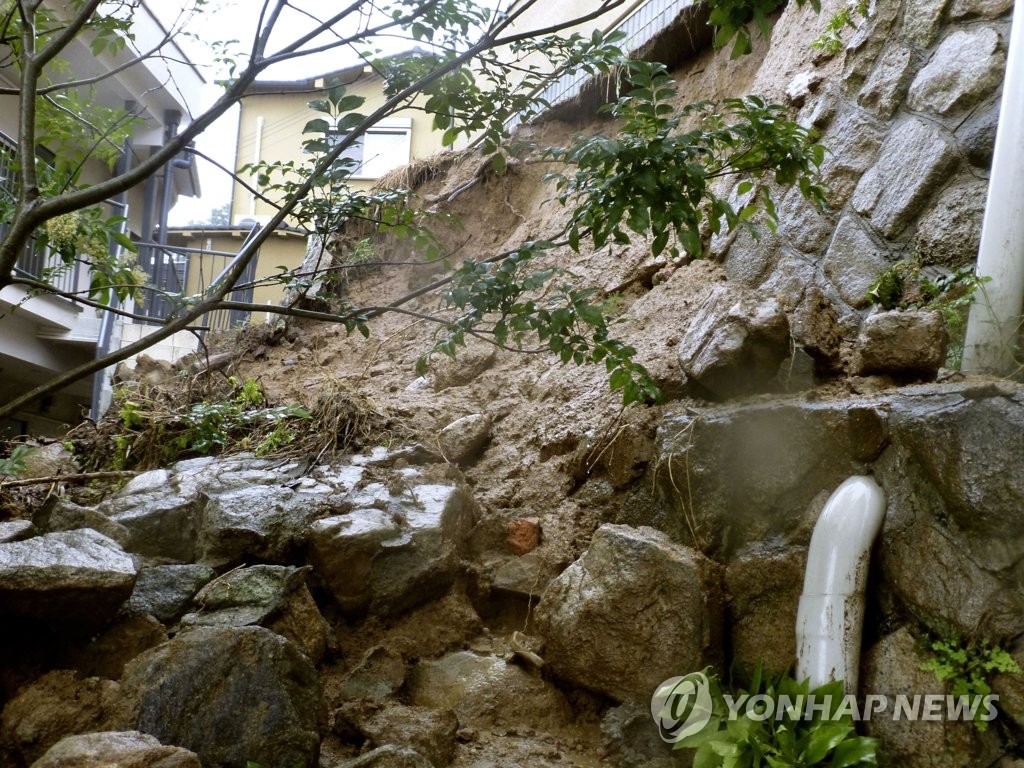 일본 열도 곳곳 폭우 피해…무너진 담장