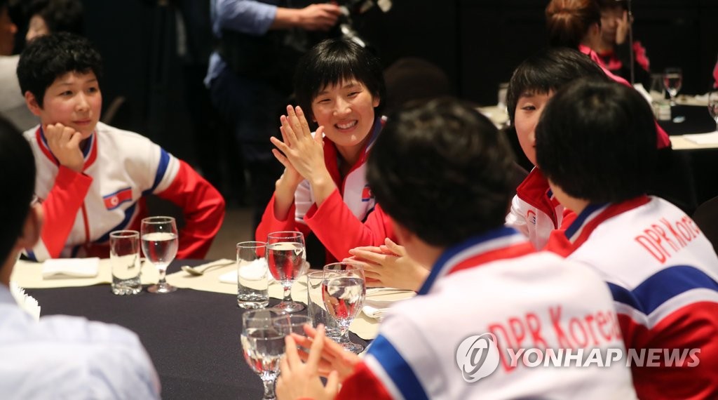 코리아오픈 탁구대회 개막 전 환영 만찬에 참석했던 북한 선수들