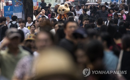 전국 대부분 지역에 폭염특보가 발효된 20일 서울 명동거리에서 인형탈을 쓴 아르바이트생이 전단지를 돌리고 있다. / 연합뉴스