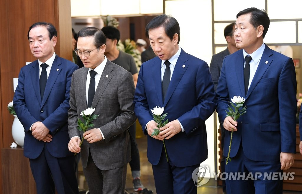 고 노회찬 조문하는 여·야 원내대표