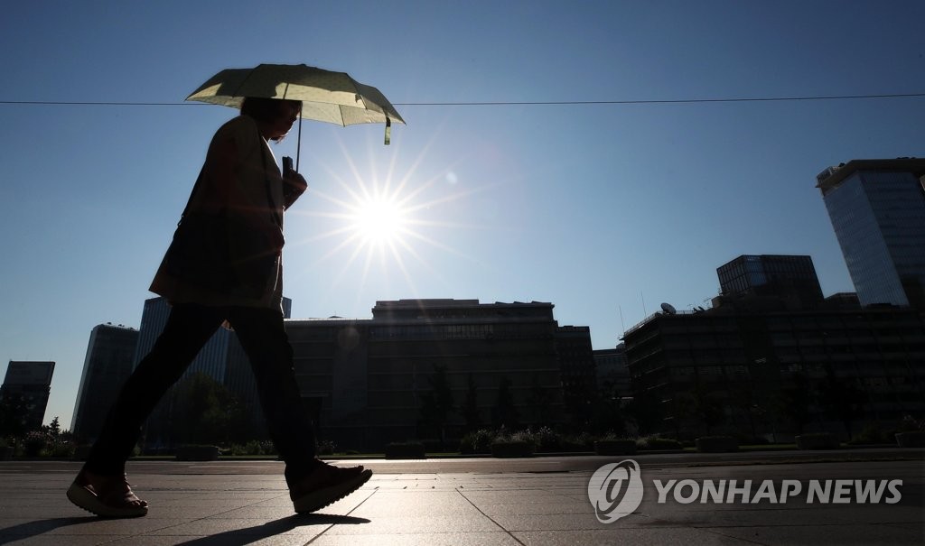 아침부터 내리쬐는 뜨거운 태양 [연합뉴스 자료사진]