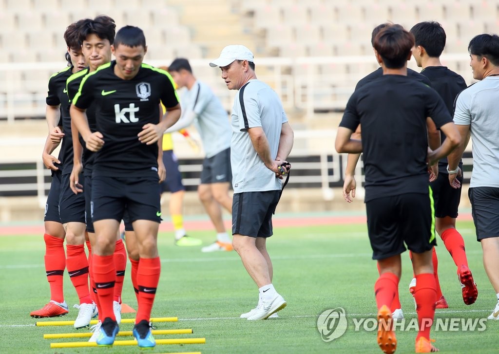 훈련 지켜보는 김학범 감독