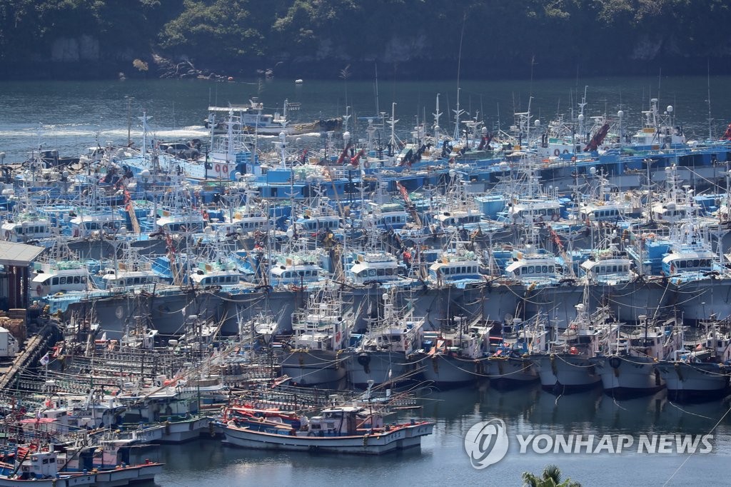 태풍 솔릭 북상…서귀포항으로 대피한 어선들