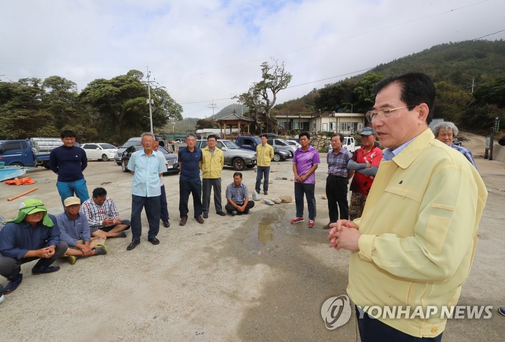 태풍 피해 어민 만나는 신우철 완도군수